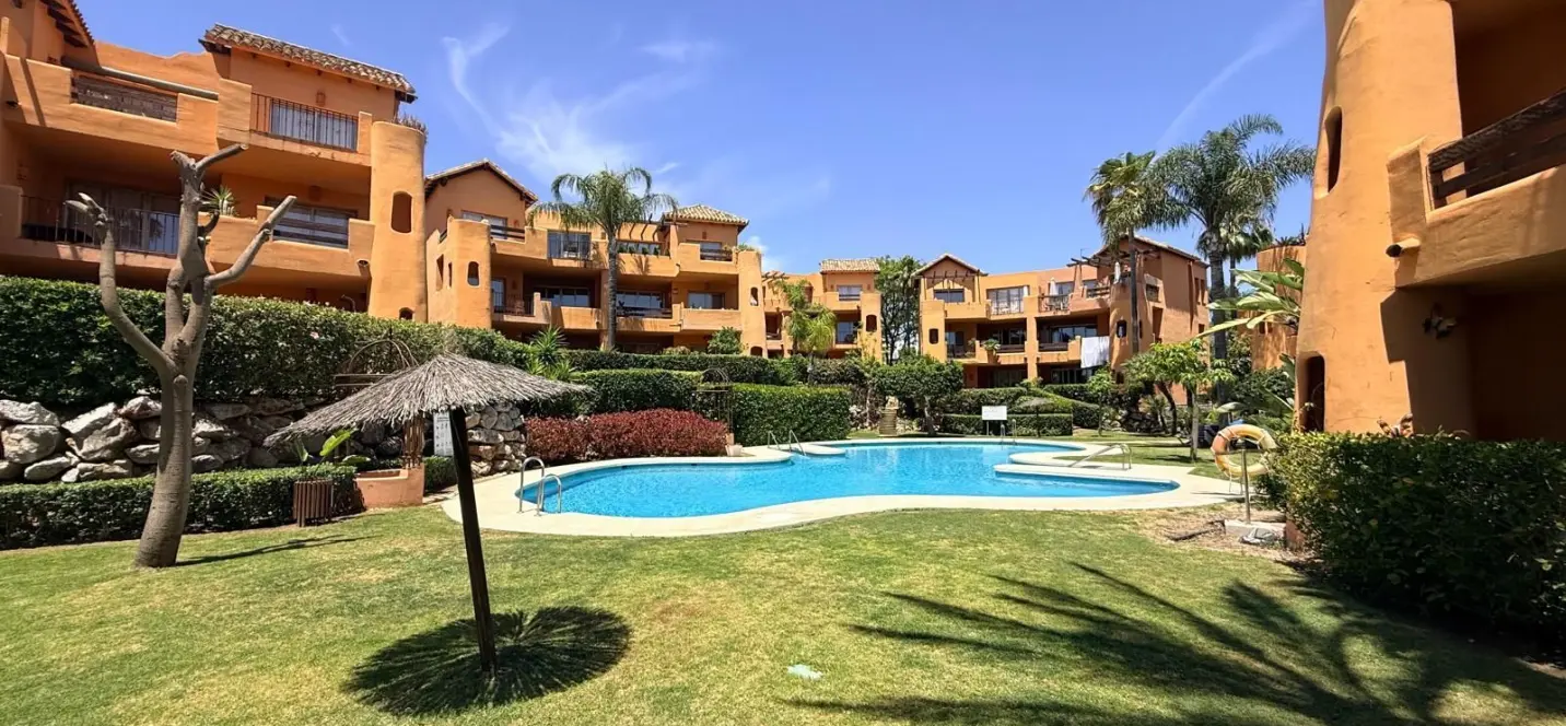 Продажа апартаментов на среднем этаже в Estepona 0