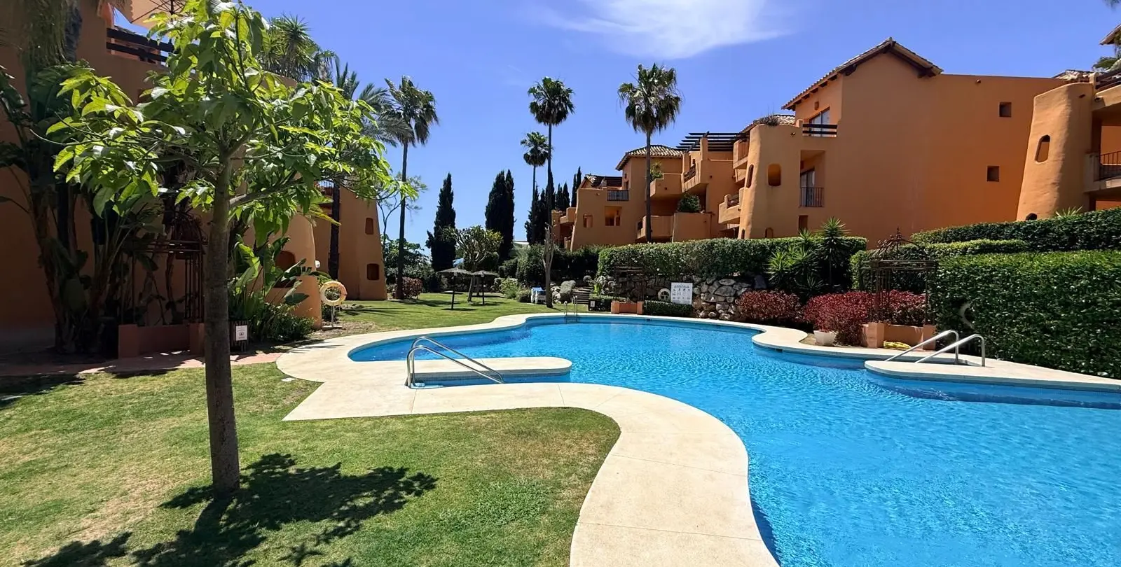 Sale of middle floor apartment in Estepona 2