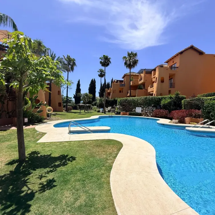 Продажа апартаментов на среднем этаже в Estepona
