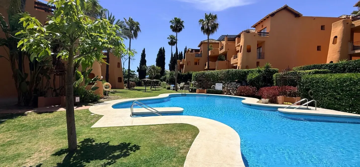 Продажа апартаментов на среднем этаже в Estepona 1