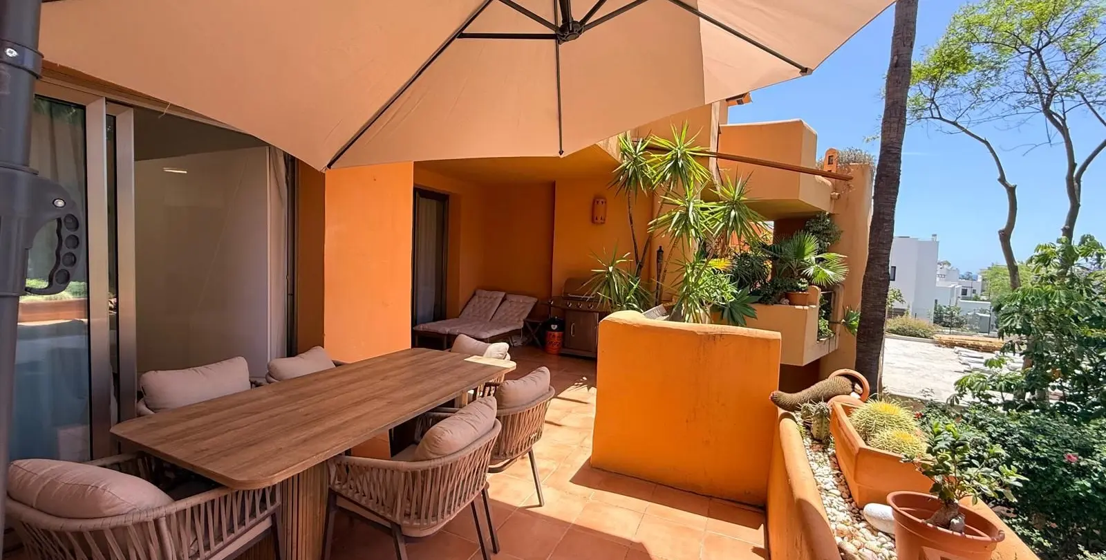 Sale of middle floor apartment in Estepona 3