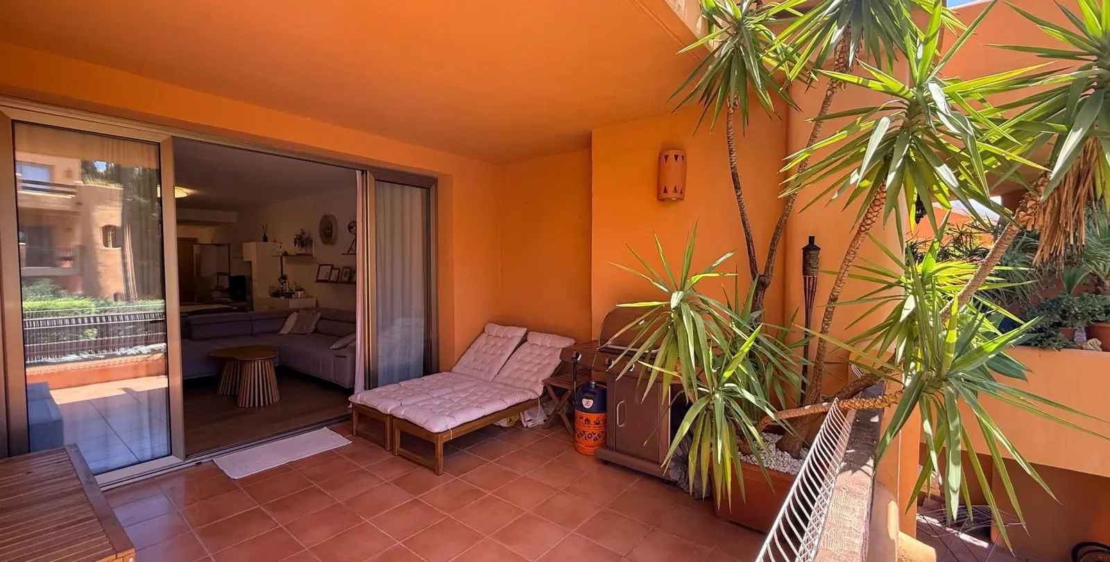 Sale of middle floor apartment in Estepona 10