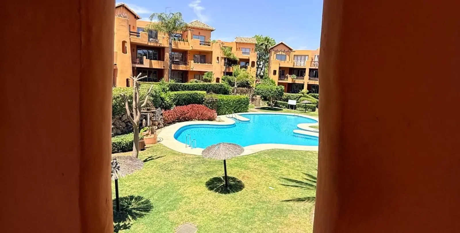 Sale of middle floor apartment in Estepona 12