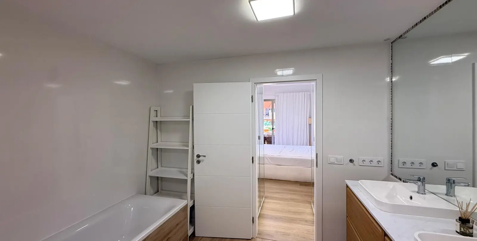Sale of middle floor apartment in Estepona 22