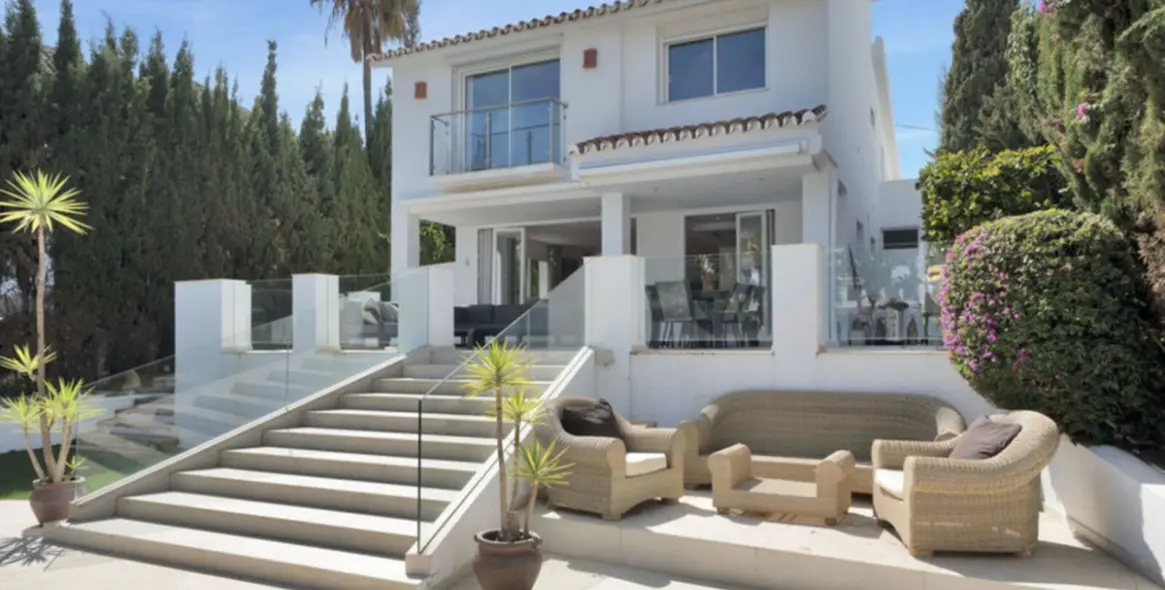 Long-term rent of detached villa in Nueva Andalucía 1