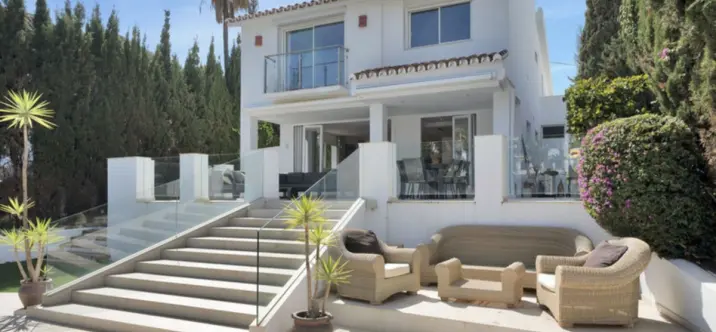 Long-term rent of detached villa in Nueva Andalucía 0