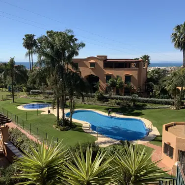 Продажа апартаментов на среднем этаже в Marbella