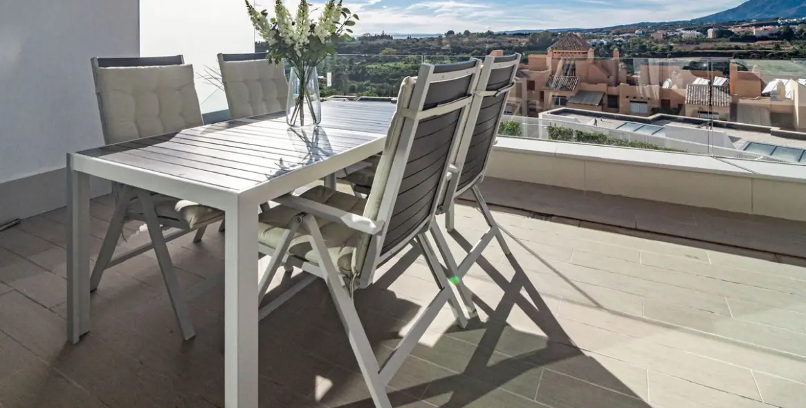 Sale of middle floor apartment in Cancelada 10