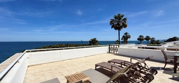 Продажа апартаментов на среднем этаже в Estepona 0