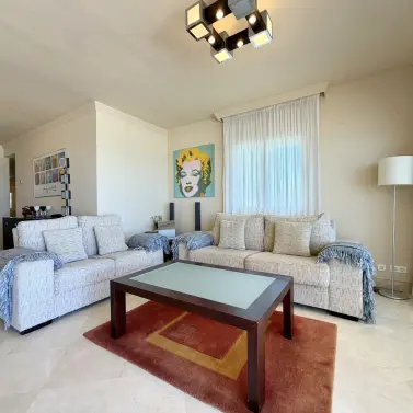 Продажа апартаментов на среднем этаже в Estepona