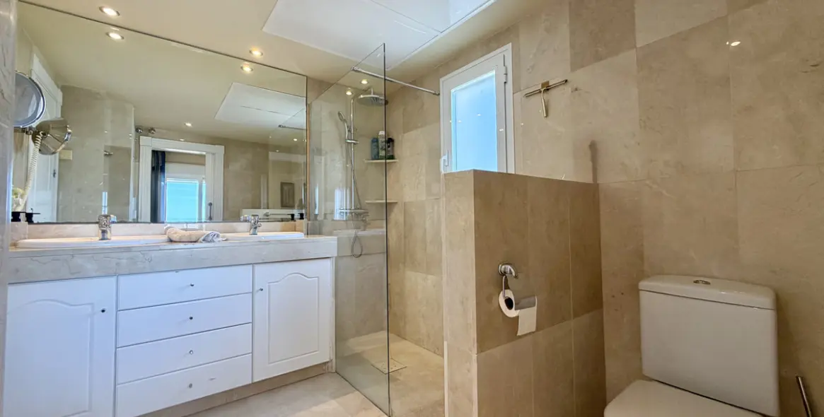 Продажа апартаментов на среднем этаже в Estepona 12