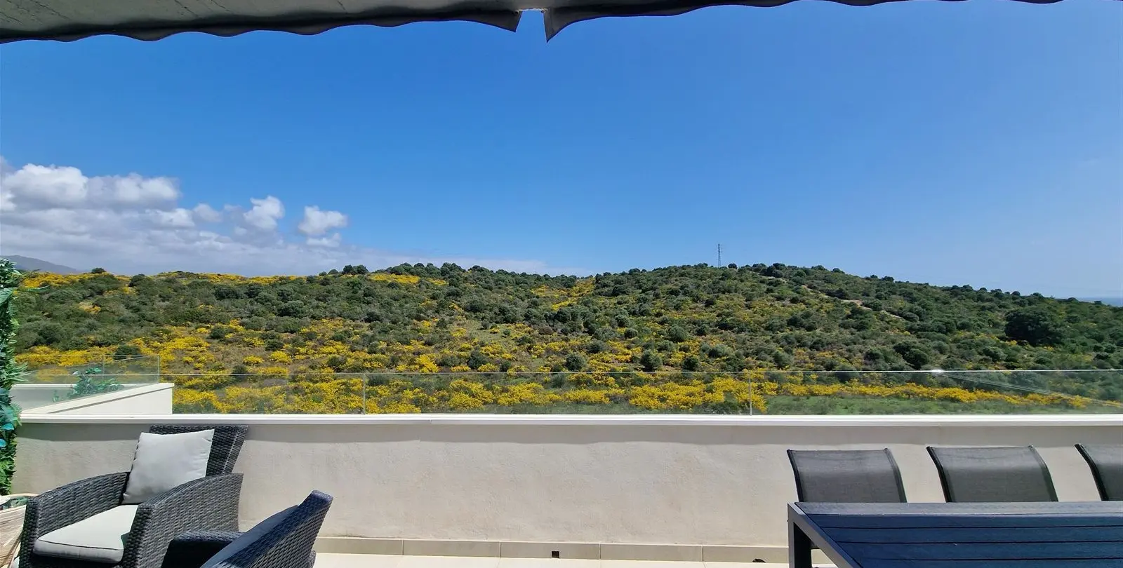 Продажа двухуровневого пентхауса в Estepona 16