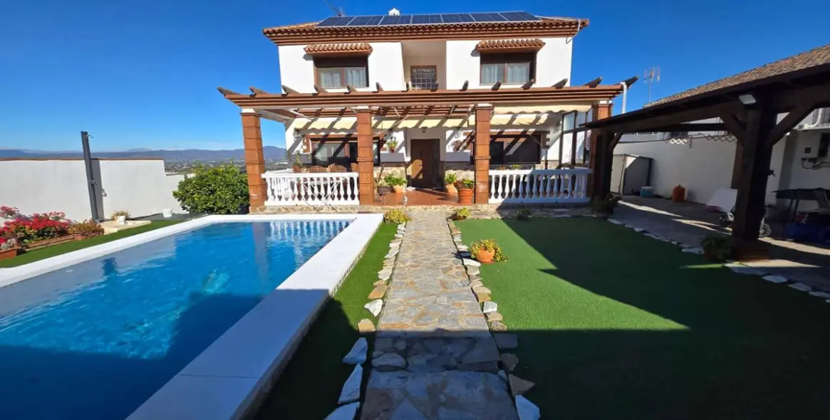 Sale of detached villa in Alhaurín de la Torre 1