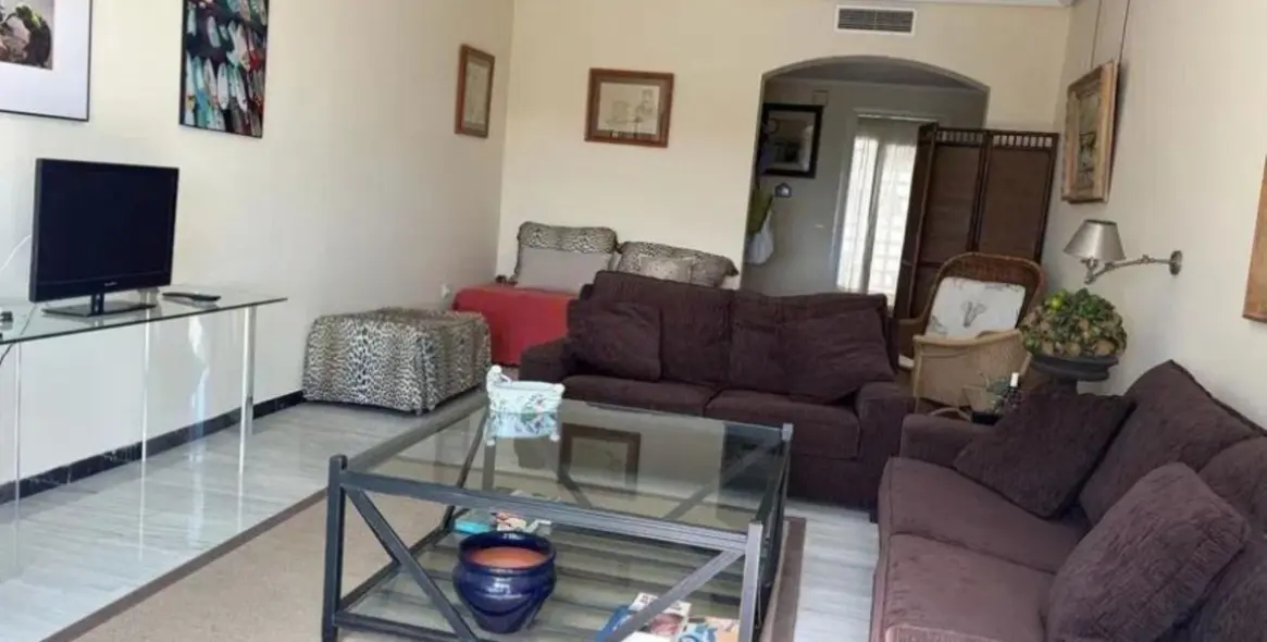 Sale of middle floor apartment in Puerto Banús 1