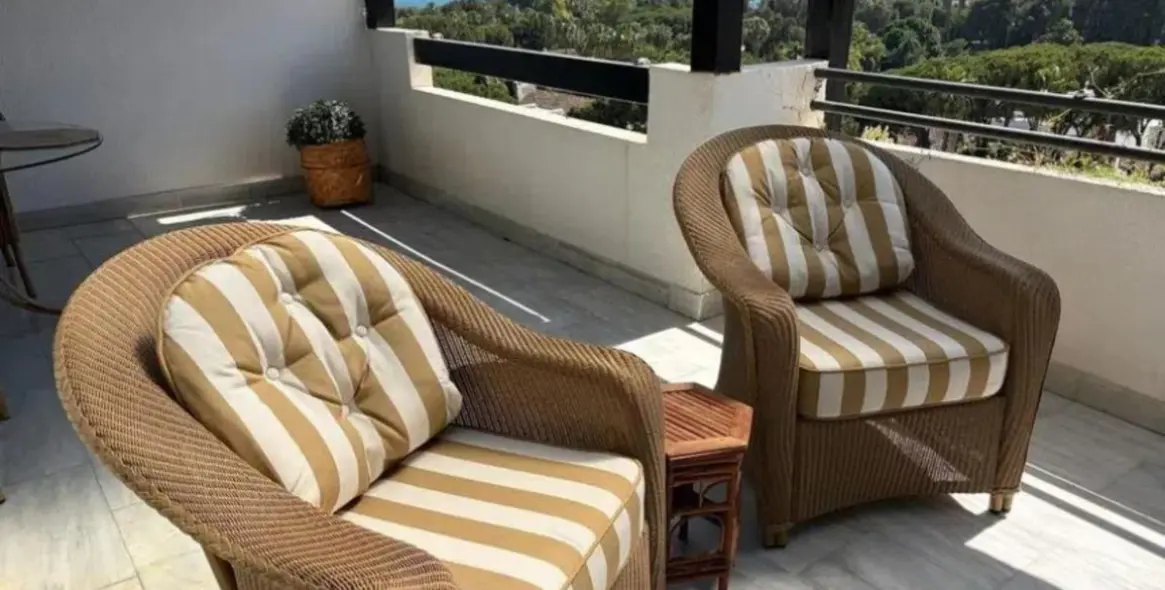 Sale of middle floor apartment in Puerto Banús 2