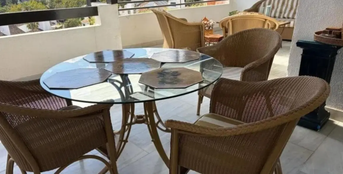Sale of middle floor apartment in Puerto Banús 3