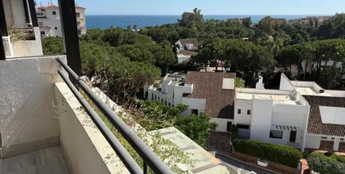 Sale of middle floor apartment in Puerto Banús 4