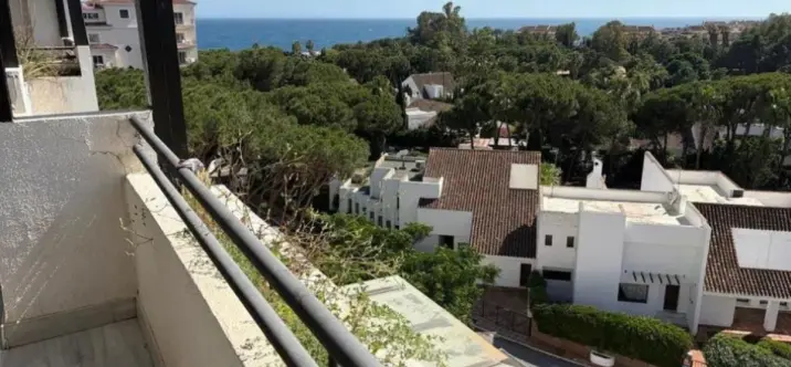 Sale of middle floor apartment in Puerto Banús 3