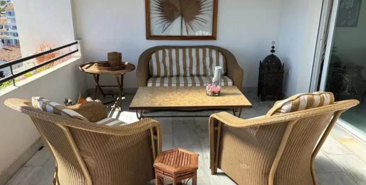 Sale of middle floor apartment in Puerto Banús 10