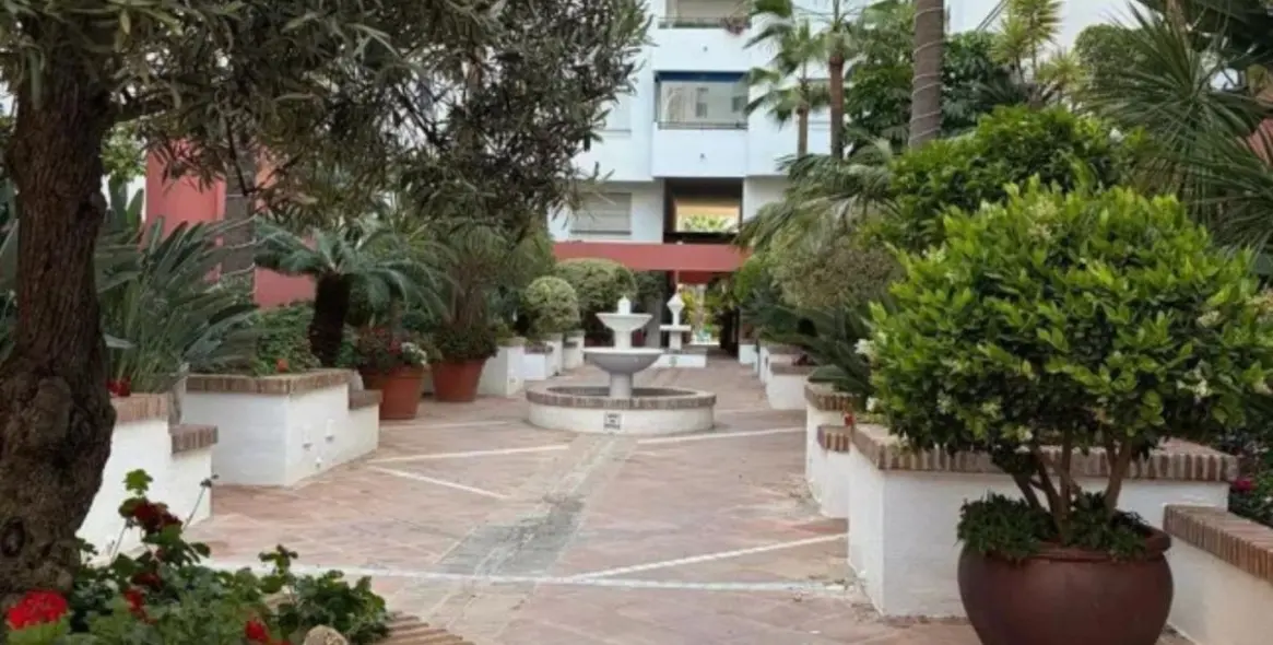 Sale of middle floor apartment in Puerto Banús 16