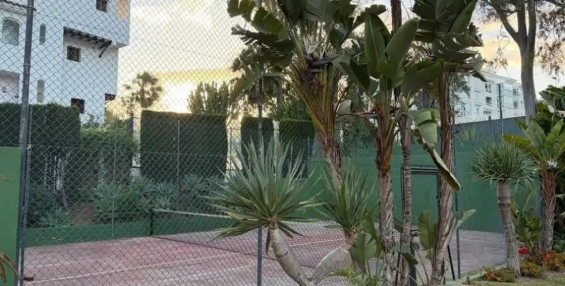 Sale of middle floor apartment in Puerto Banús 17
