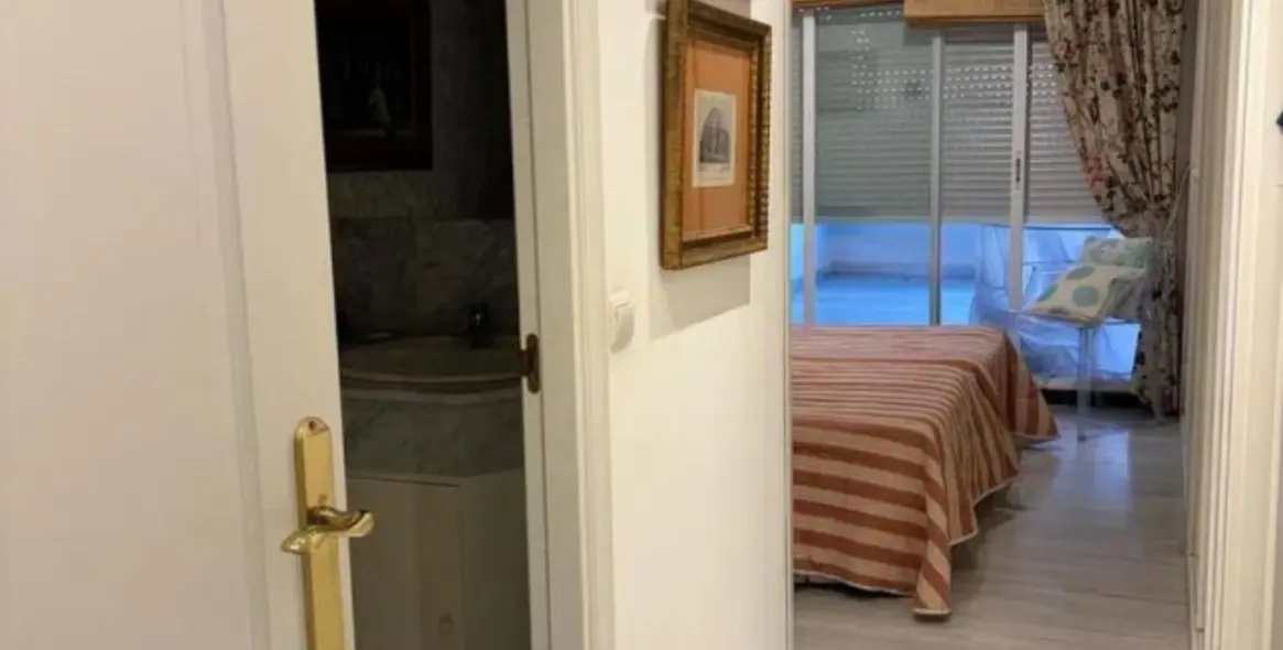 Sale of middle floor apartment in Puerto Banús 21