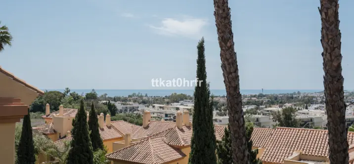 Venta de apartamento en planta media en Nueva Andalucía 2
