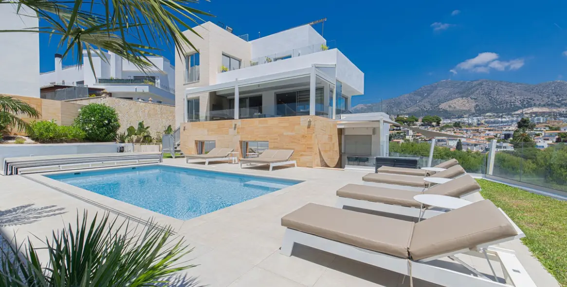 Venta de villa independiente en Higueron 1