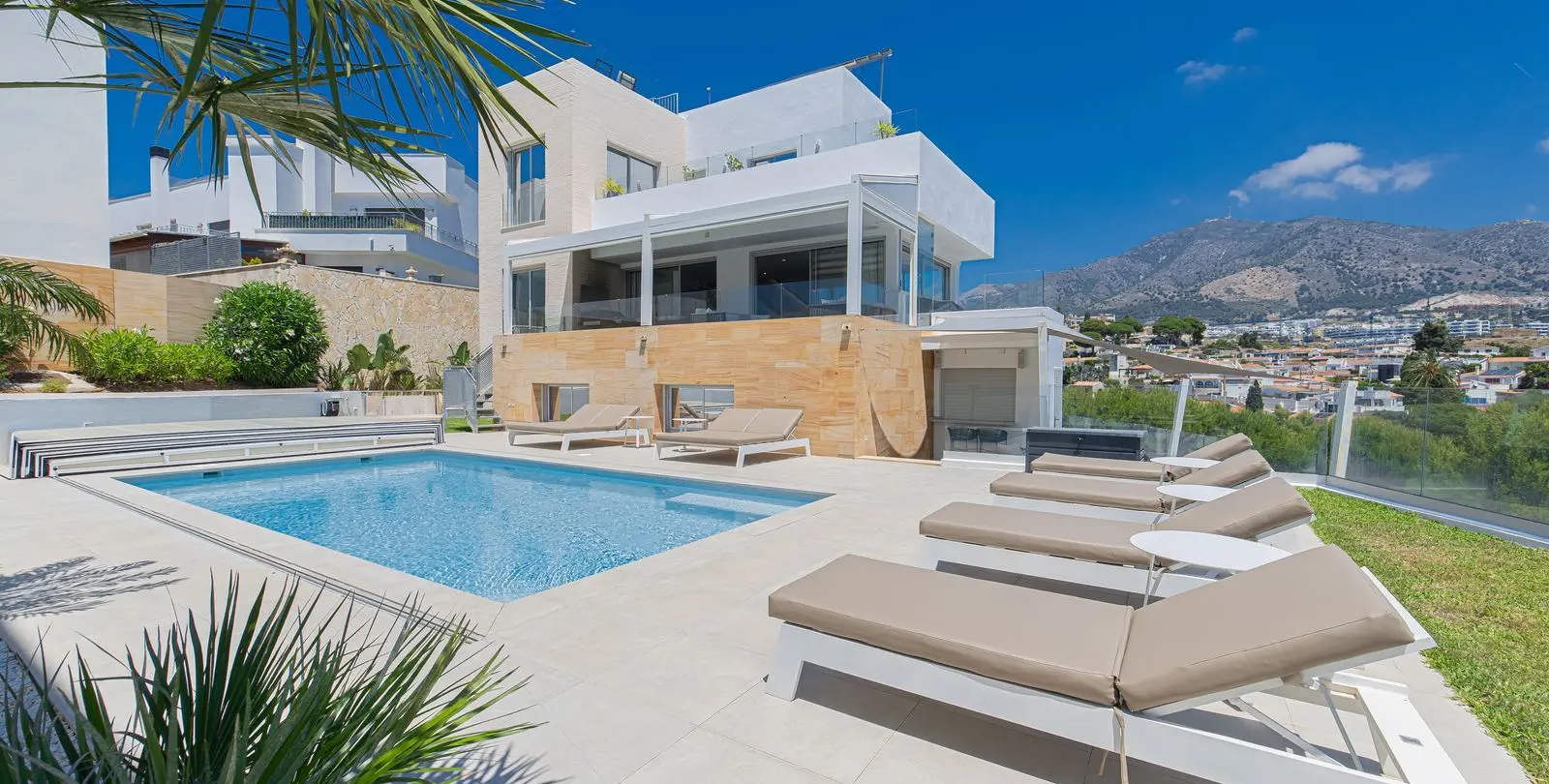Sale of detached villa in Higueron 1