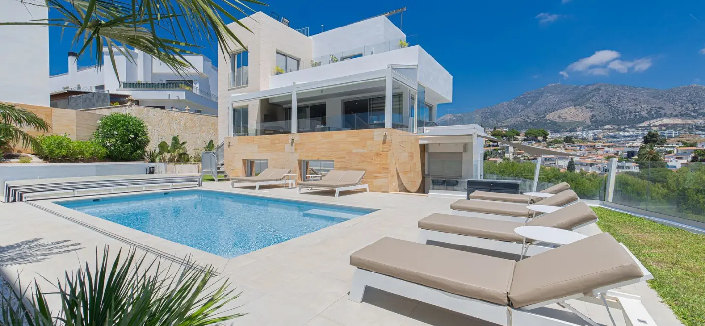 Sale of detached villa in Higueron 0