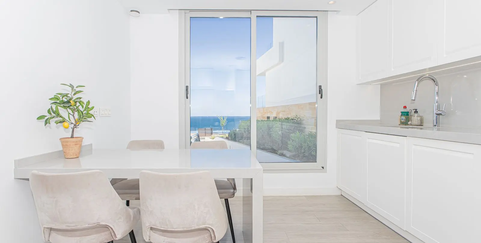 Sale of detached villa in Higueron 16