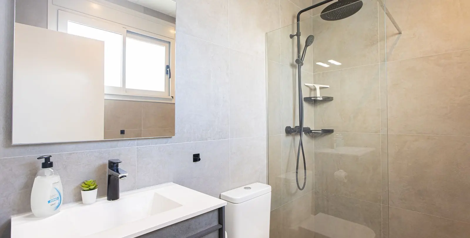 Sale of detached villa in Higueron 44