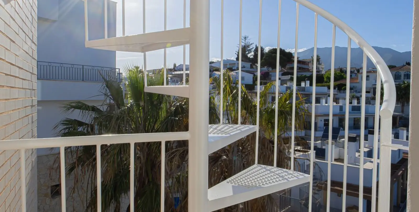 Sale of detached villa in Higueron 53