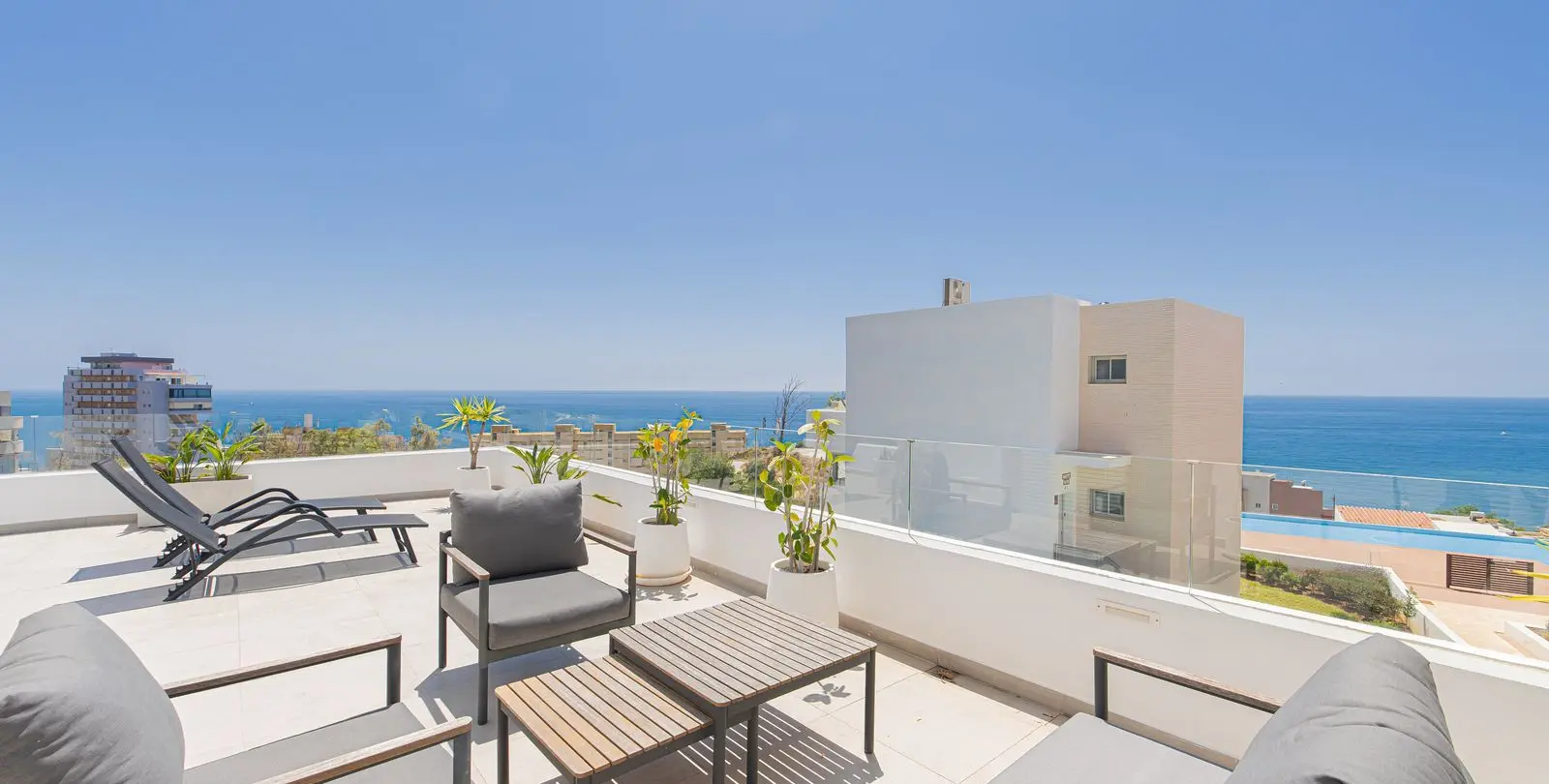 Sale of detached villa in Higueron 54