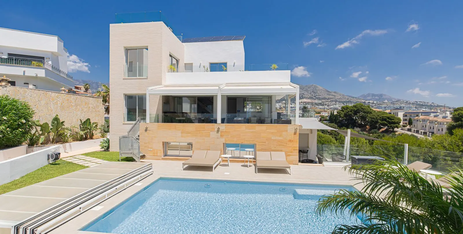 Sale of detached villa in Higueron 55