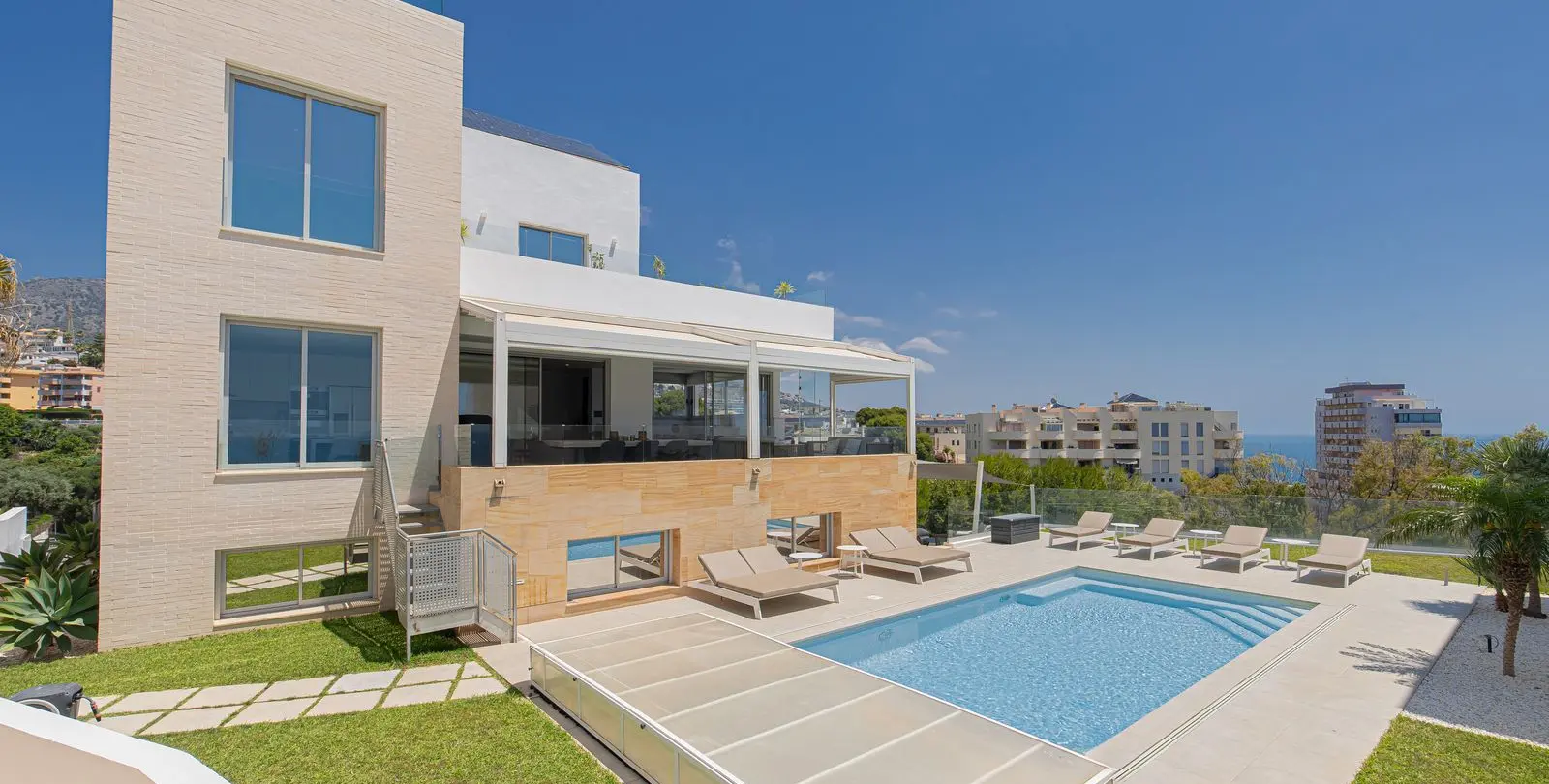 Sale of detached villa in Higueron 56