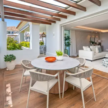 Venta de apartamento en planta media en The Golden Mile