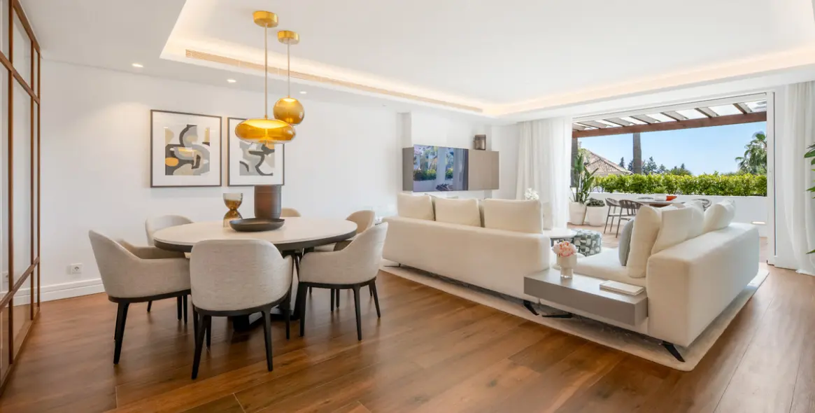 Venta de apartamento en planta media en The Golden Mile 9