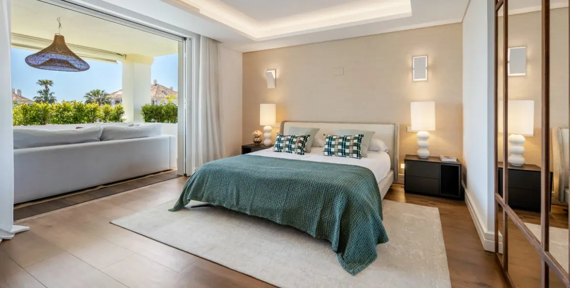 Venta de apartamento en planta media en The Golden Mile 12