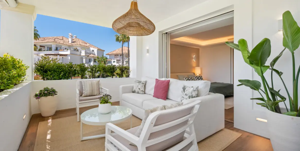 Venta de apartamento en planta media en The Golden Mile 14