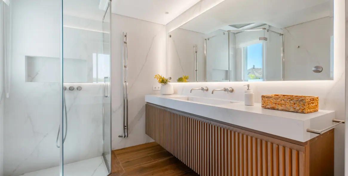 Venta de apartamento en planta media en The Golden Mile 15