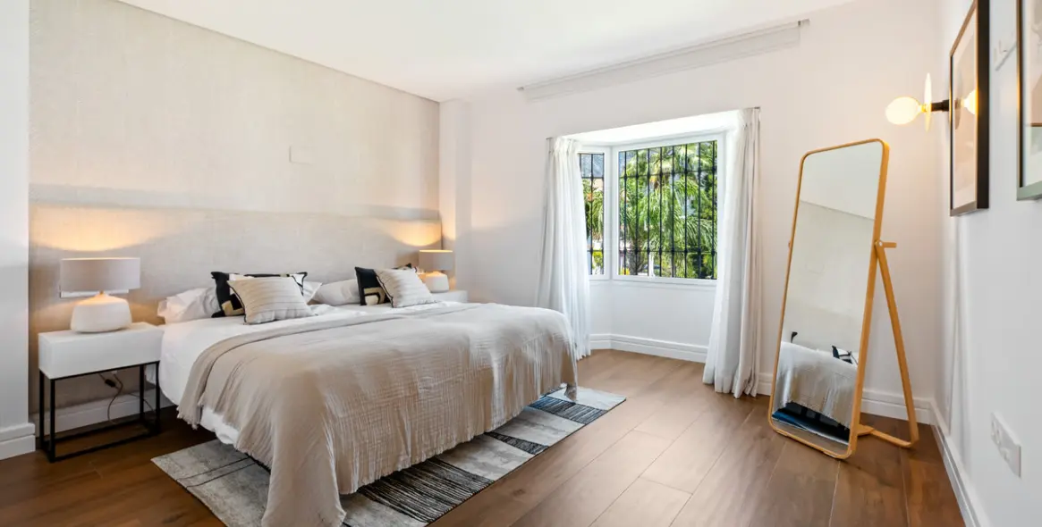 Venta de apartamento en planta media en The Golden Mile 17