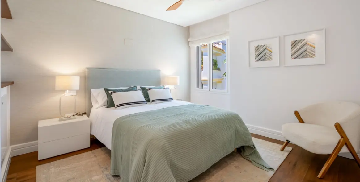 Venta de apartamento en planta media en The Golden Mile 20