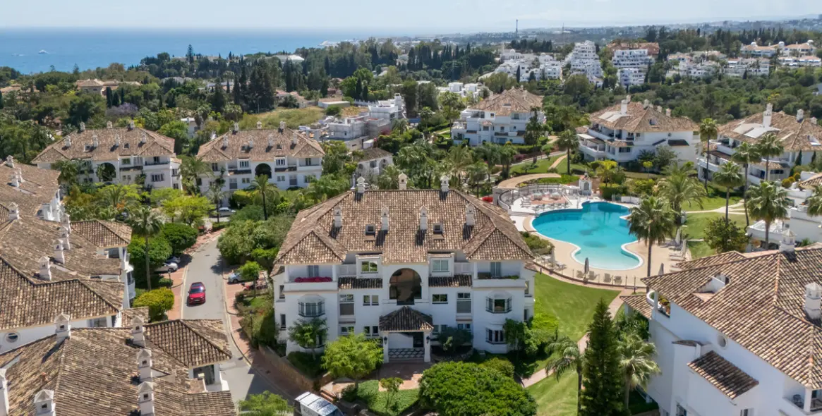 Venta de apartamento en planta media en The Golden Mile 23