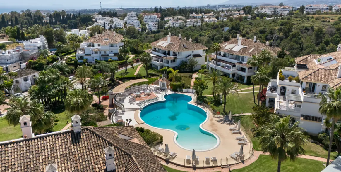Venta de apartamento en planta media en The Golden Mile 24