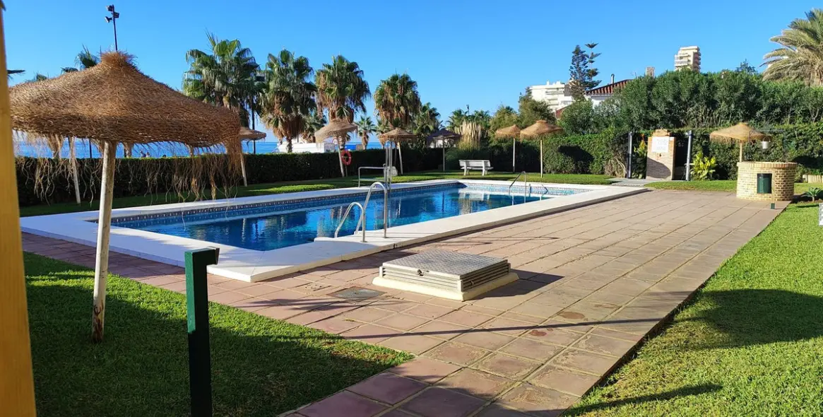 Sale of middle floor apartment in Fuengirola 12