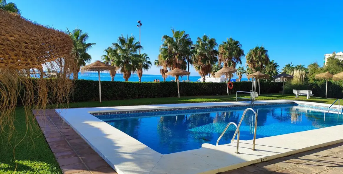 Sale of middle floor apartment in Fuengirola 15