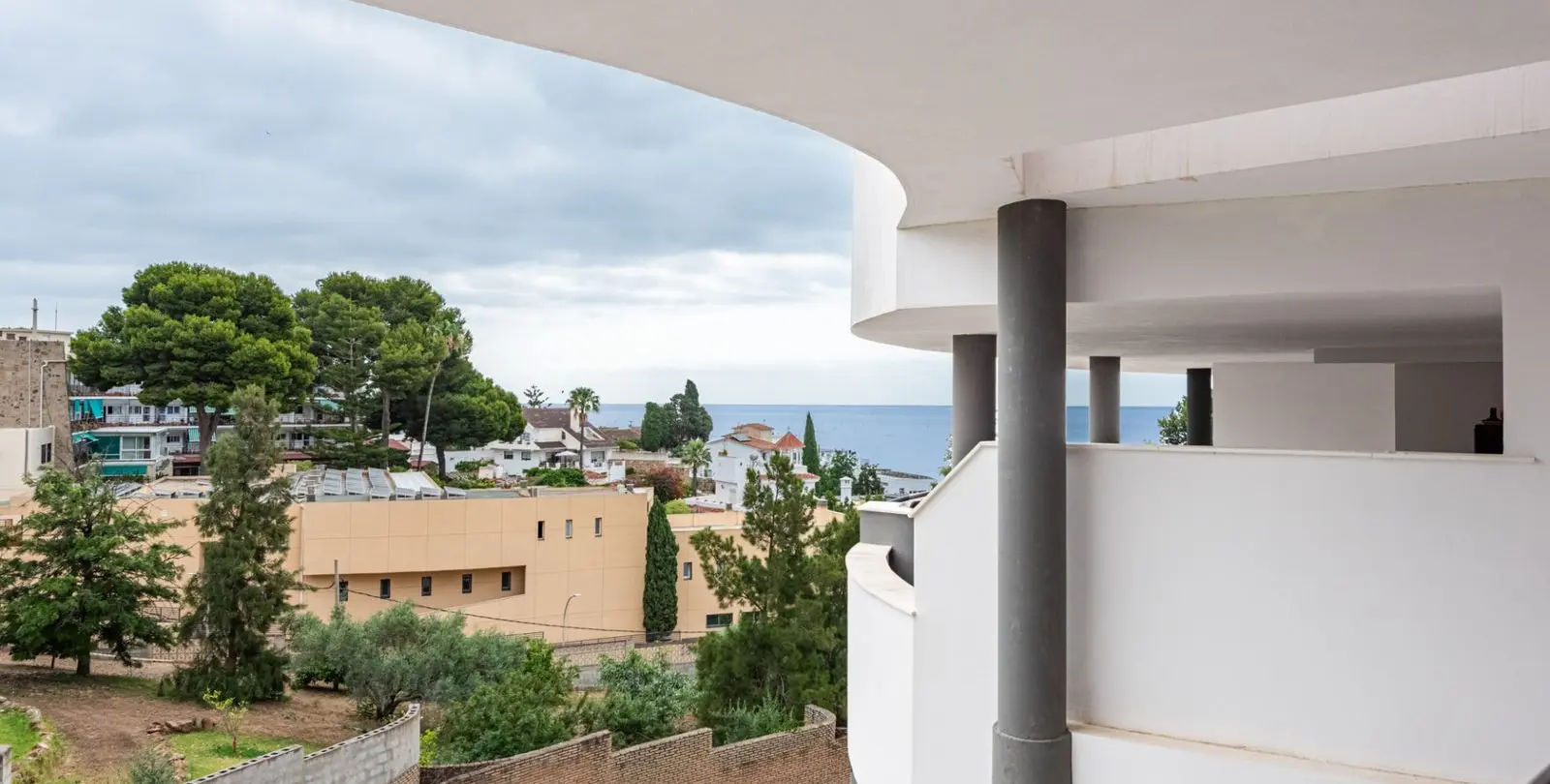 Sale of middle floor apartment in Torremolinos 2