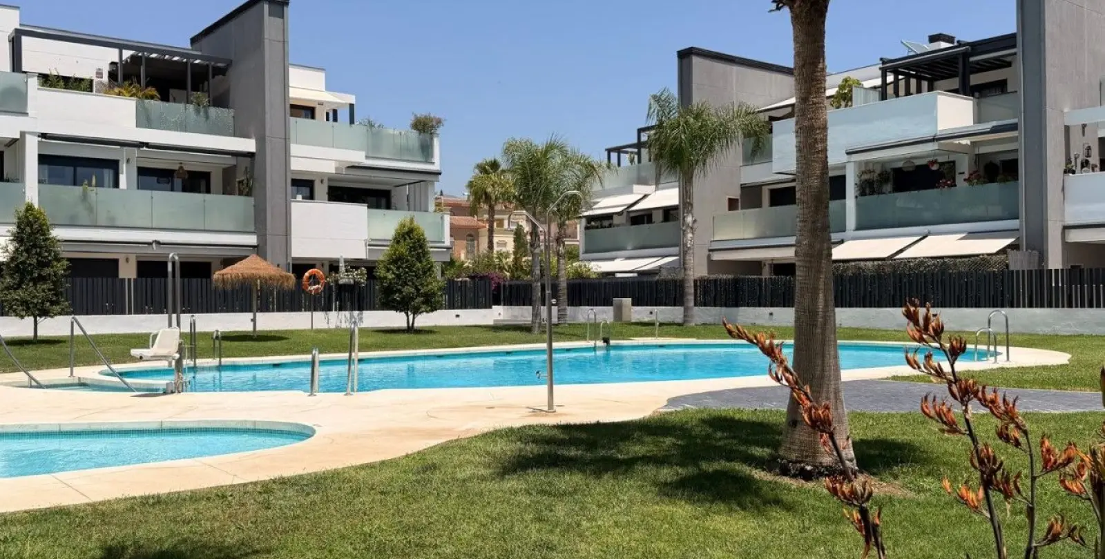 Sale of middle floor apartment in Caleta de Vélez 1