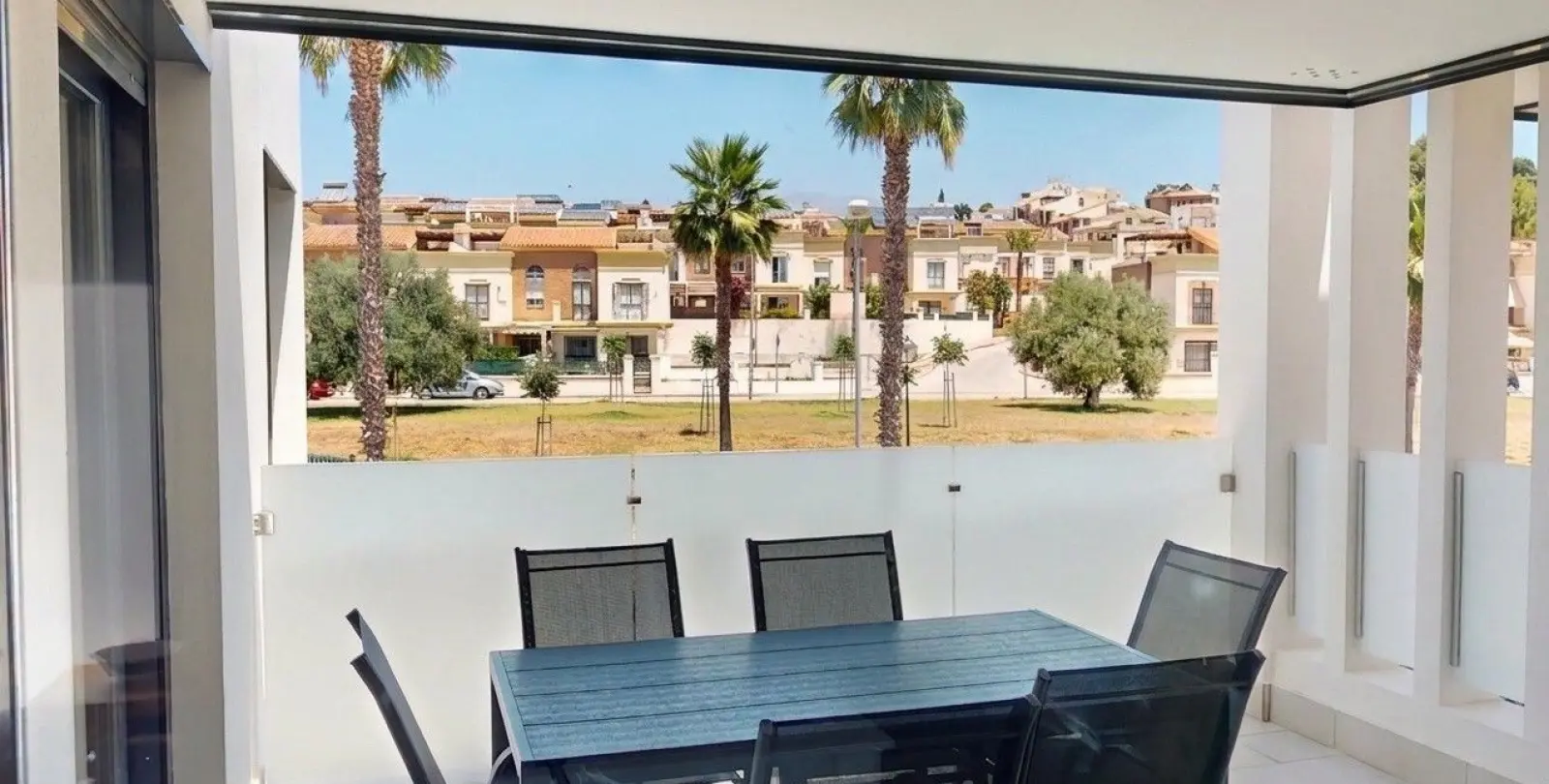Sale of middle floor apartment in Caleta de Vélez 2
